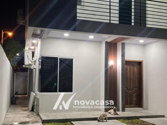 Fachada del townhouse en Residencial Costa del Sol