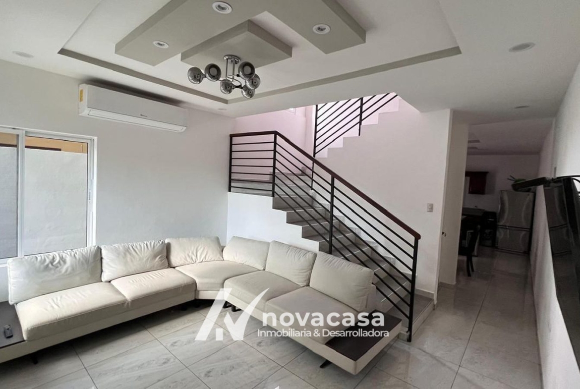 Sala del townhouse en Residencial Costa del Sol