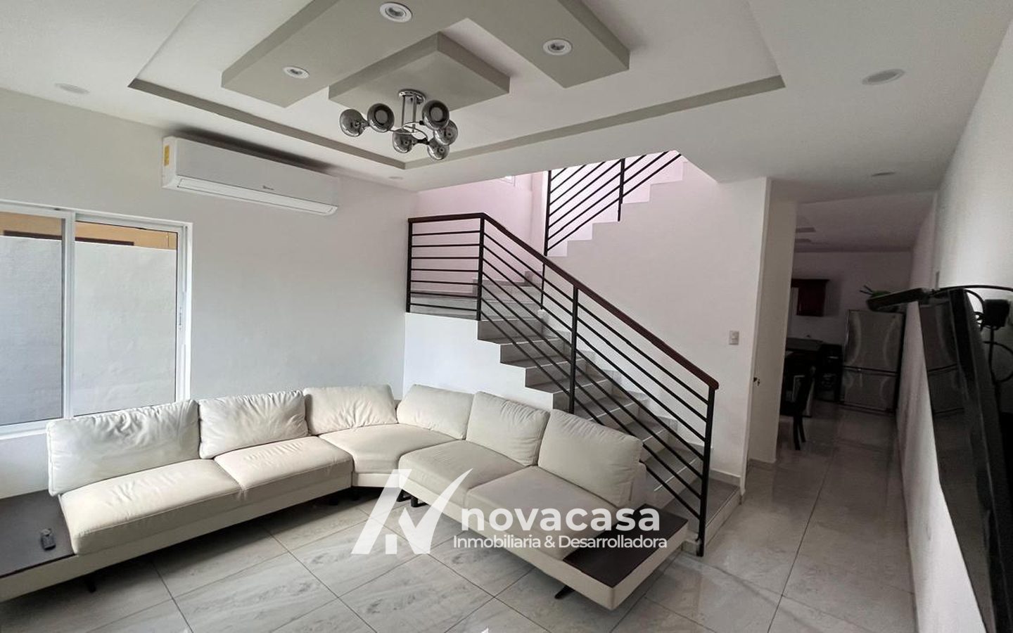 04_Sala_01 Sala del townhouse en Residencial Costa del Sol