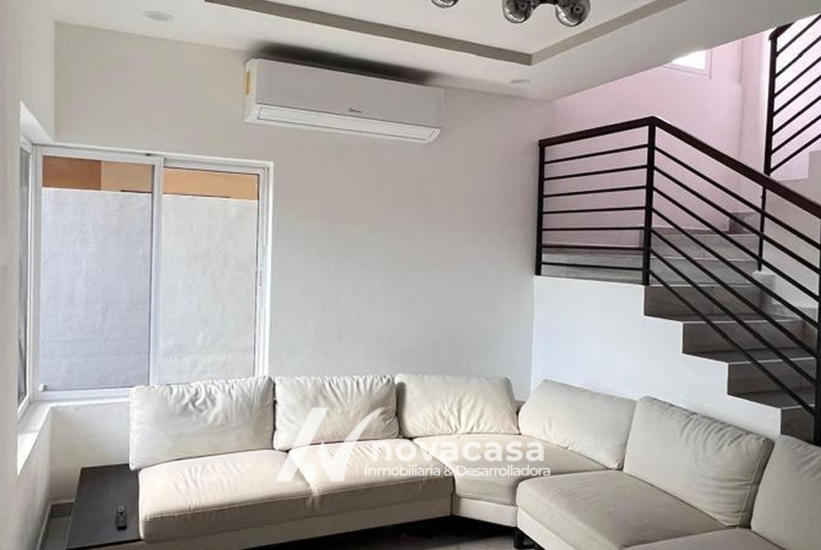 Sala del townhouse en Residencial Costa del Sol