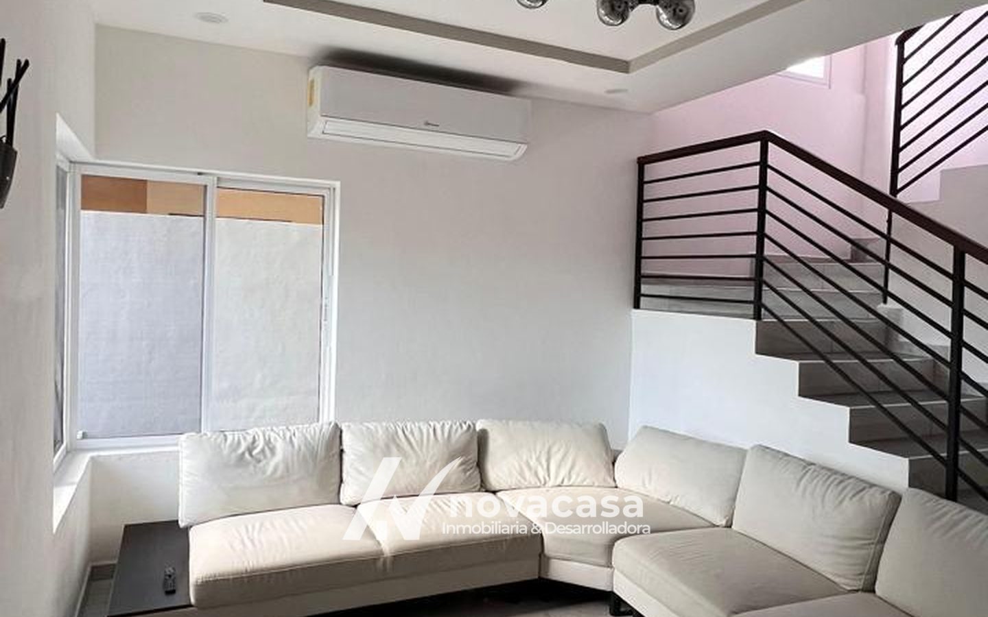 05_Sala_02 Sala del townhouse en Residencial Costa del Sol