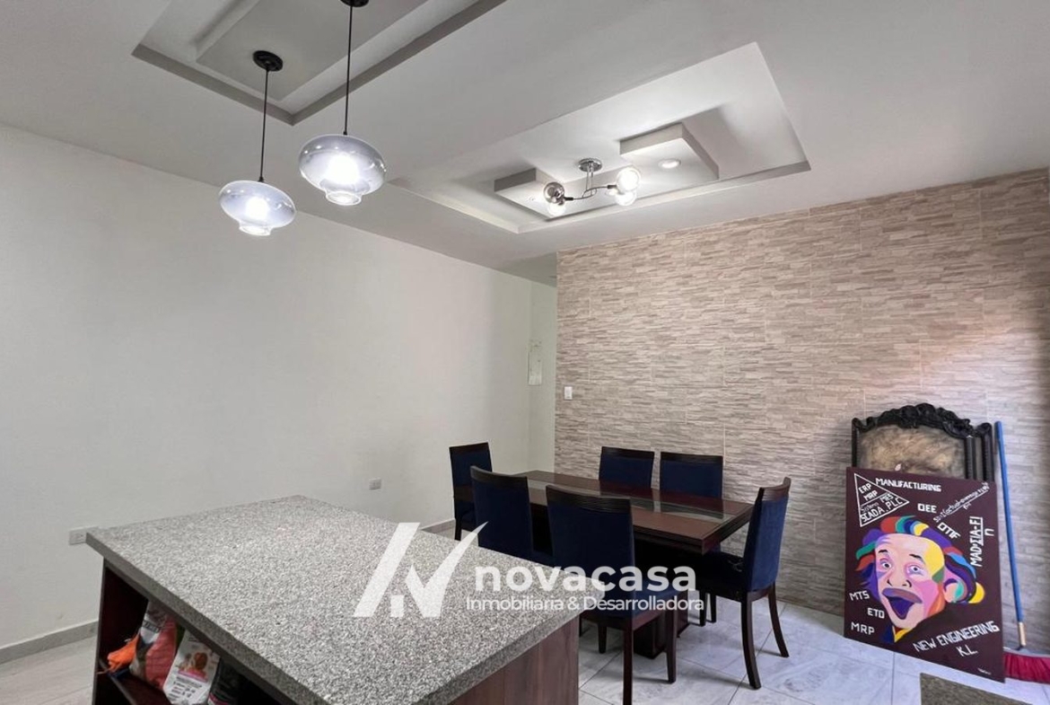 Comedor del townhouse en Residencial Costa del Sol