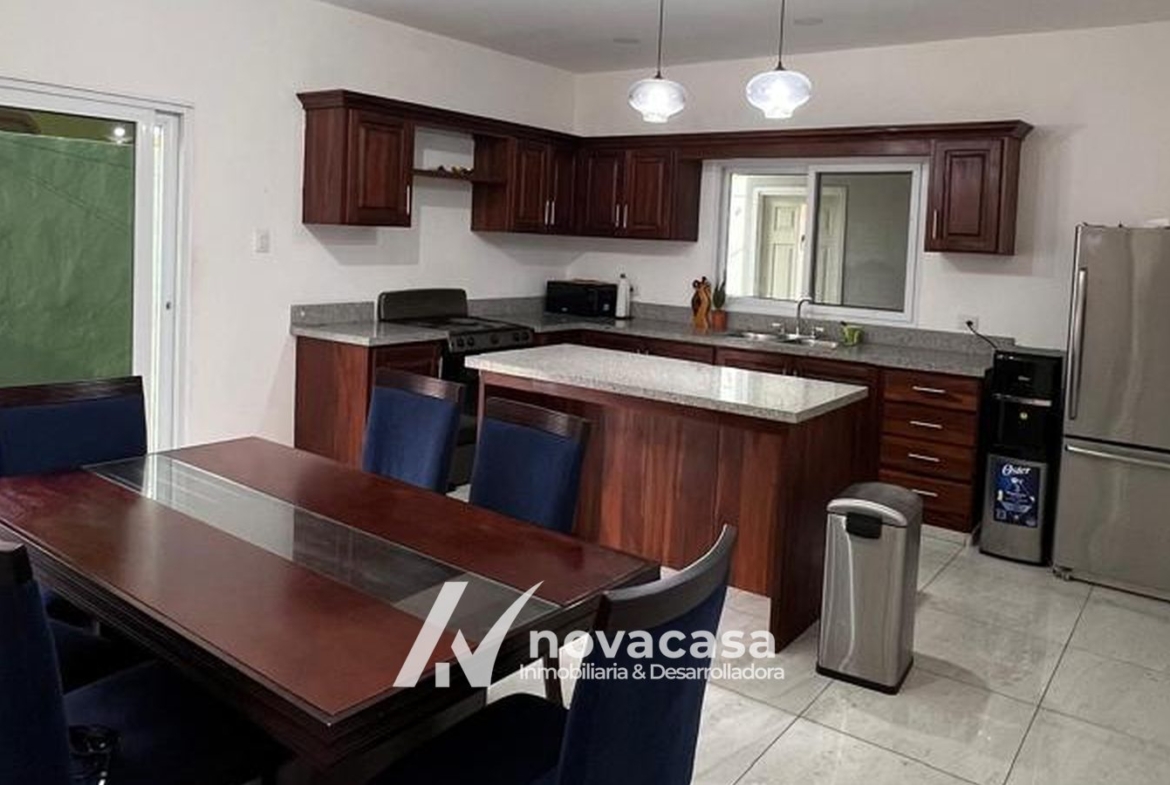 Cocina del townhouse en Residencial Costa del Sol