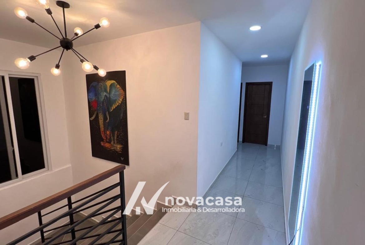 Escaleras del townhouse en Residencial Costa del Sol