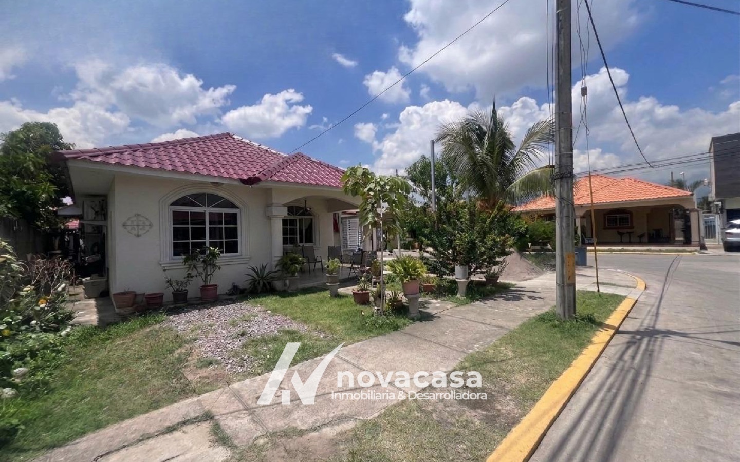 Fachada de casa en venta en Residencial Costa del Sol, San Pedro Sula