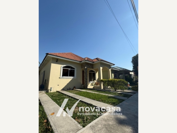 Fachada de Casa Nora en Residencial Toledo, San Pedro Sula
