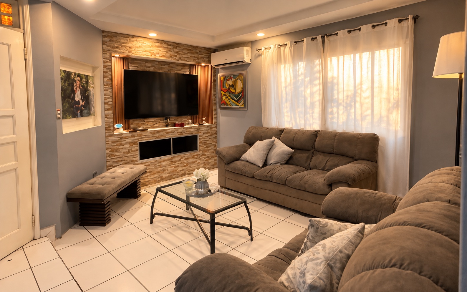 yara-la-sabana-01-sala-ia Sala de casa en venta en La Sabana, San Pedro Sula. Imagen mejorada con IA.