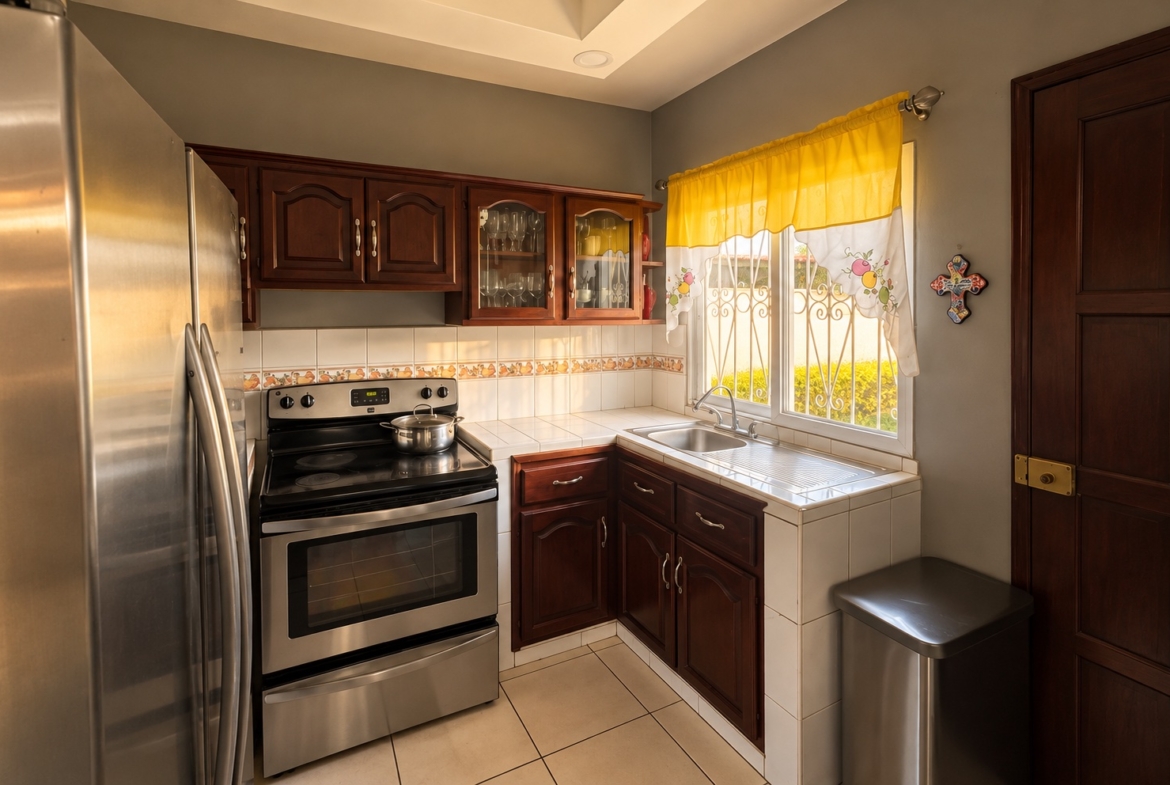 Cocina de casa en venta en La Sabana, San Pedro Sula. Imagen mejorada con IA.