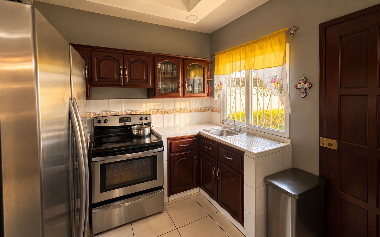 yara-la-sabana-03-cocina-ia Cocina de casa en venta en La Sabana, San Pedro Sula. Imagen mejorada con IA.