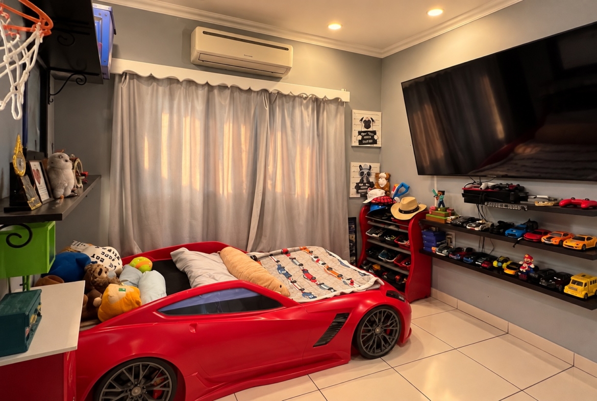 Dormitorio infantil de casa en venta en La Sabana, San Pedro Sula. Imagen mejorada con IA.