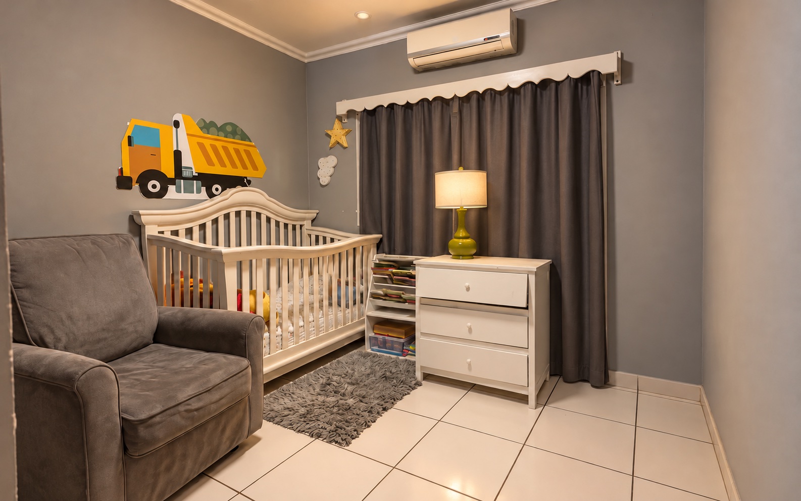 yara-la-sabana-06-habitacion-cuna-ia Dormitorio con cuna de casa en venta en La Sabana, San Pedro Sula. Imagen mejorada con IA.