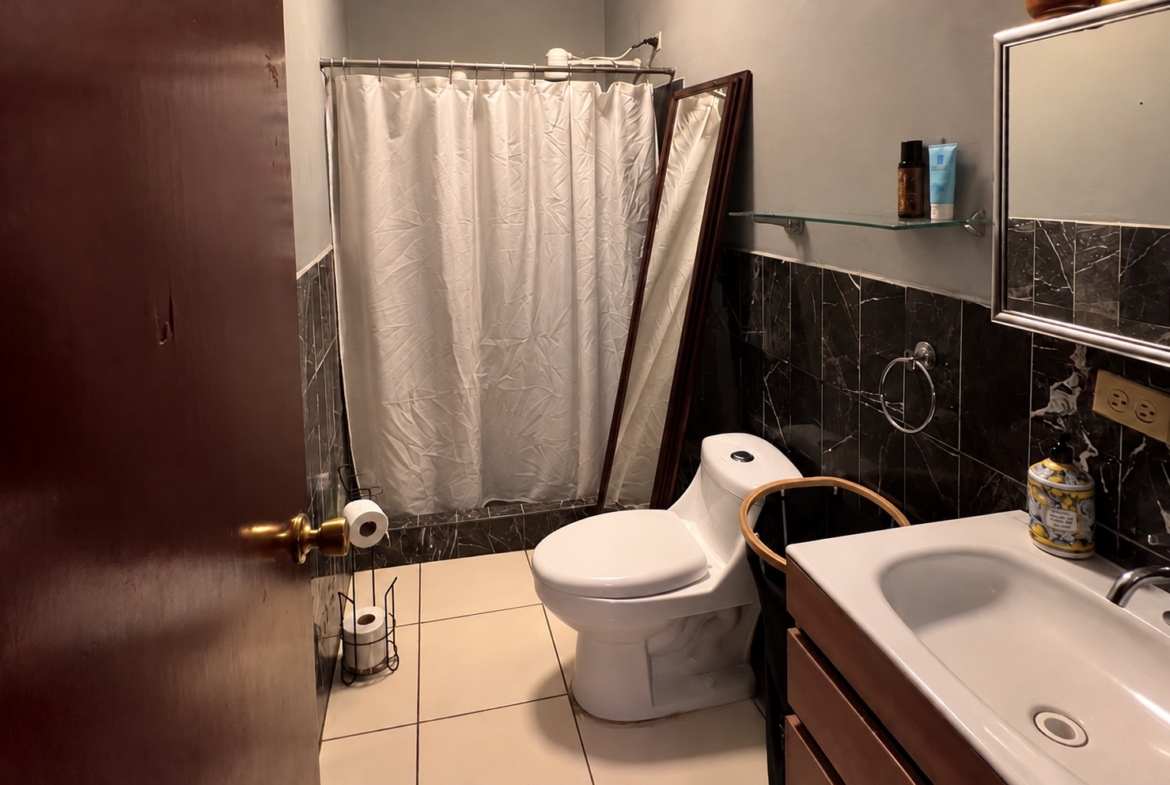 Baño de casa en venta en La Sabana, San Pedro Sula. Imagen mejorada con IA.