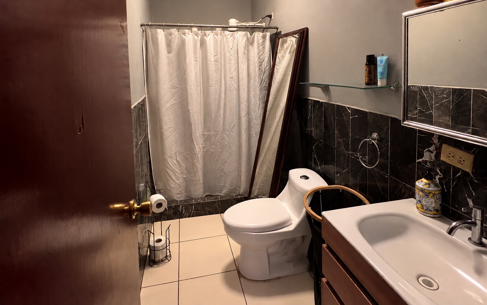 yara-la-sabana-07-bano-ia Baño de casa en venta en La Sabana, San Pedro Sula. Imagen mejorada con IA.