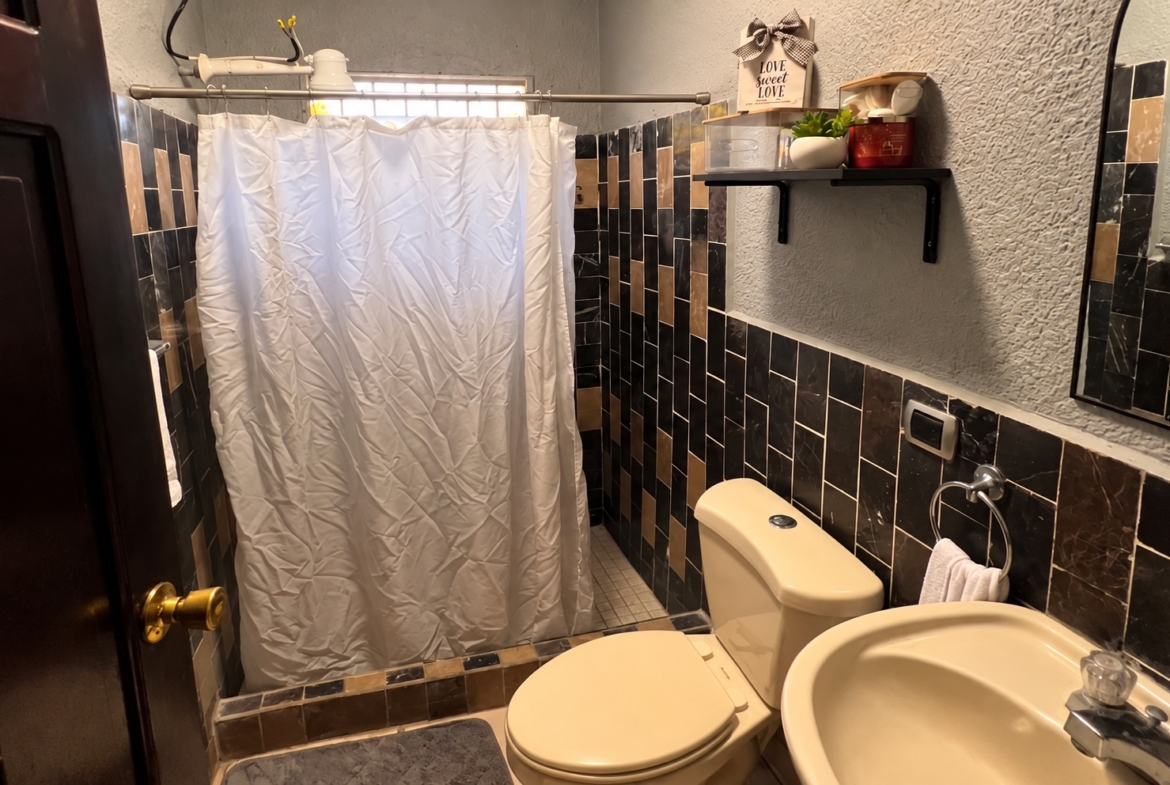Baño de casa en venta en La Sabana, San Pedro Sula. Imagen mejorada con IA.
