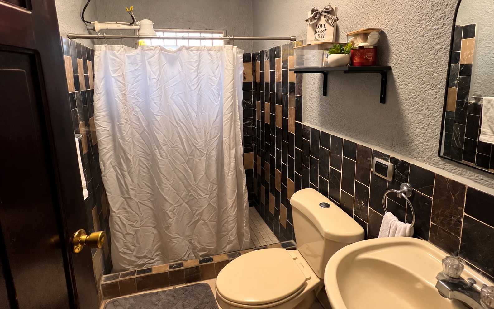 yara-la-sabana-08-bano-ia Baño de casa en venta en La Sabana, San Pedro Sula. Imagen mejorada con IA.