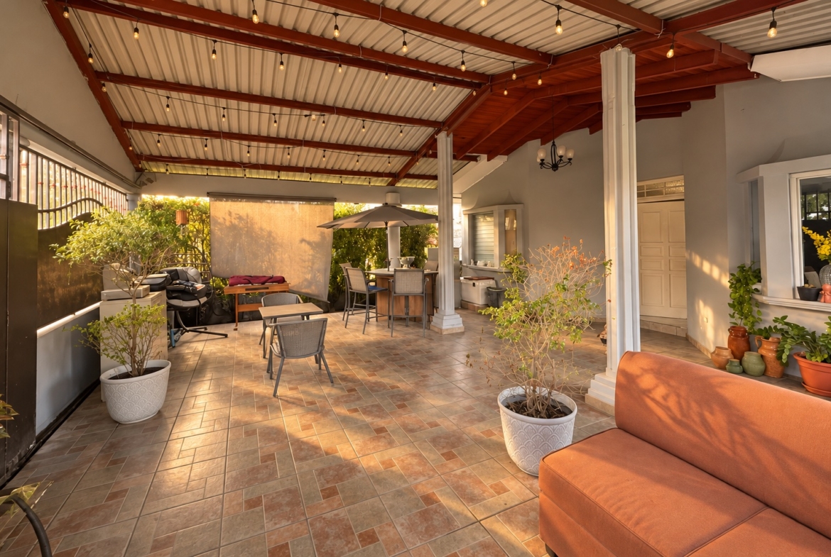 Terraza de casa en venta en La Sabana, San Pedro Sula. Imagen mejorada con IA.