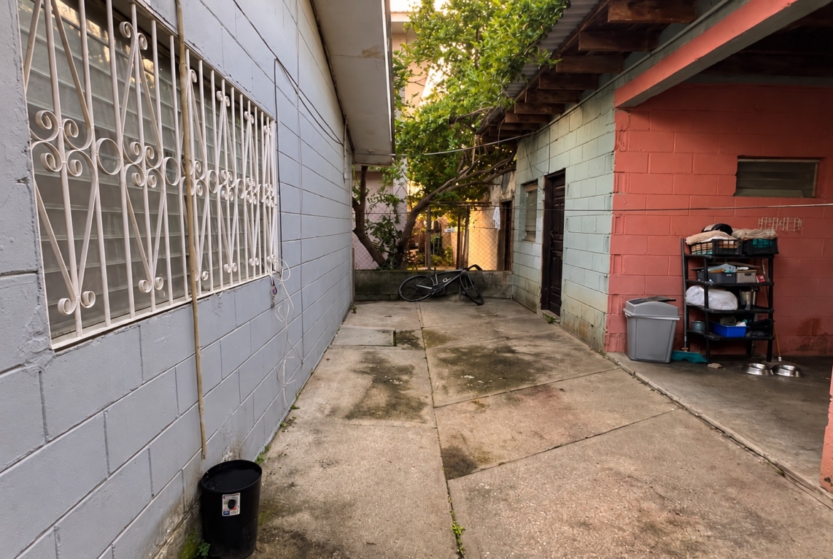Patio de casa en venta en La Sabana, San Pedro Sula. Imagen mejorada con IA.