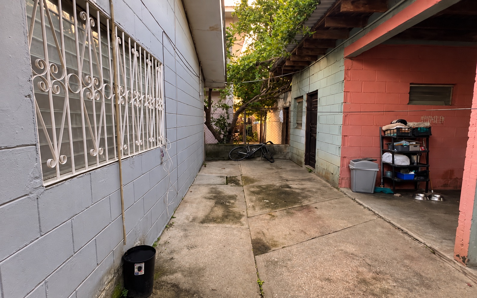 yara-la-sabana-10-patio-ia Patio de casa en venta en La Sabana, San Pedro Sula. Imagen mejorada con IA.